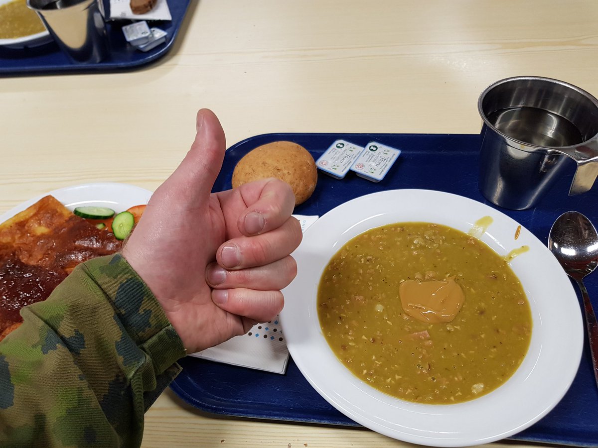 Kaikkea hyvää ja rauhallista joulun odotusta tänään <a href="/Puolustusvoimat/">Puolustusvoimat</a>'sta kotiutuville! Nm. toiset lähtee ja toiset tulee treenaamaan lisää😁 #kertausharjotukset #hernekeitto