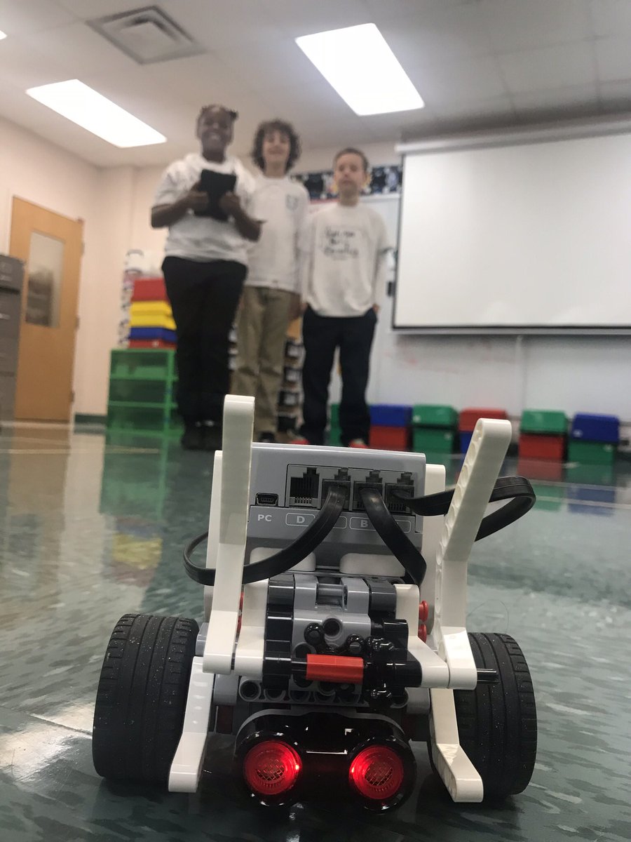 collierschools's tweet image. Tune into @ABC7SWFL now to see our @blackbearsroar show off their robotics coding by and computer building skills! #CCPSSUCCESS #HourOfCode2017