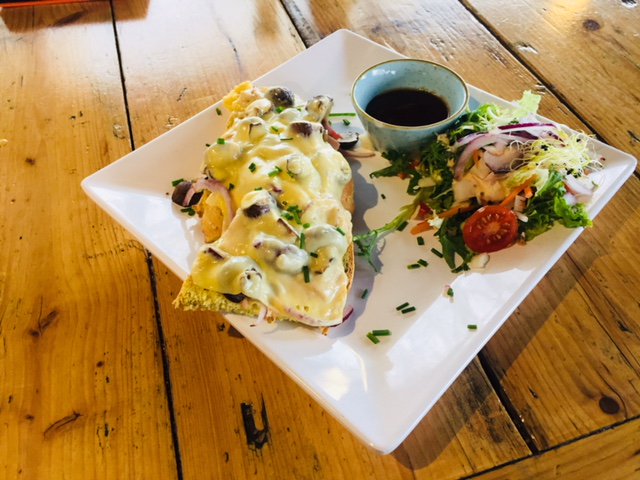 #winter #lunch #broodjevandeweek #bijzonder #warm #gesmoltenkaas #champignons #ham #Food