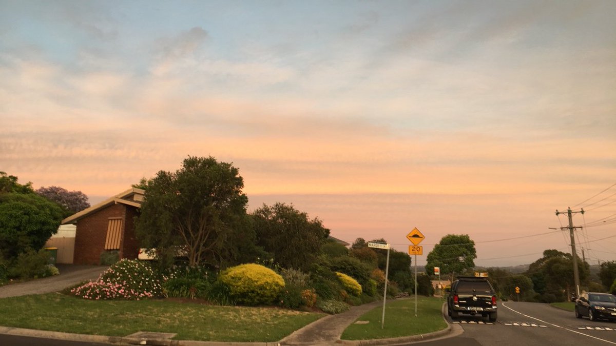 ausweatherpics's tweet photo. this evenings cloudy yellow and pink sunset prior to looking at Christmas lights in St Helena 😊☀️ #sunset #cloudy #melbourne #christmaslights #cloudysunset #yellowsky #pinksky (1/2) https://t.co/p4Sdg4pDsT