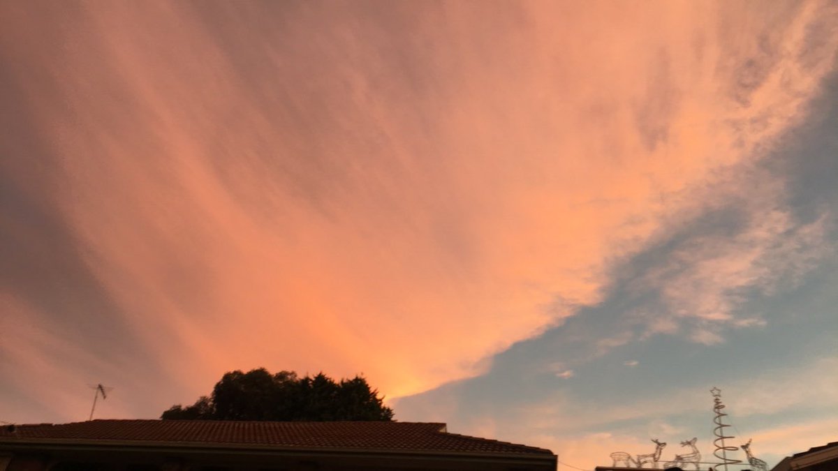 ausweatherpics's tweet photo. this evenings cloudy yellow and pink sunset prior to looking at Christmas lights in St Helena 😊☀️ #sunset #cloudy #melbourne #christmaslights #cloudysunset #yellowsky #pinksky (1/2) https://t.co/p4Sdg4pDsT