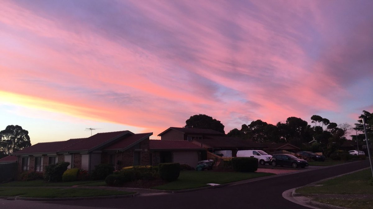 ausweatherpics's tweet photo. this evenings cloudy yellow and pink sunset prior to looking at Christmas lights in St Helena 😊☀️ #sunset #cloudy #melbourne #christmaslights #cloudysunset #yellowsky #pinksky (1/2) https://t.co/p4Sdg4pDsT