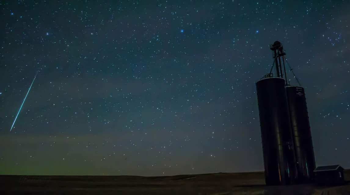 GlenBellWX's tweet photo. @CTVStanfield @kayquail @CTVdavidspence @weathernetwork @adolwyn  Got one!! A flying space pebble decided to photobomb my shot early this morning. Near Carbon, AB. Feel free to share!
#MeterorShower #Space #flyingspacerock https://t.co/dN7yO78wf0