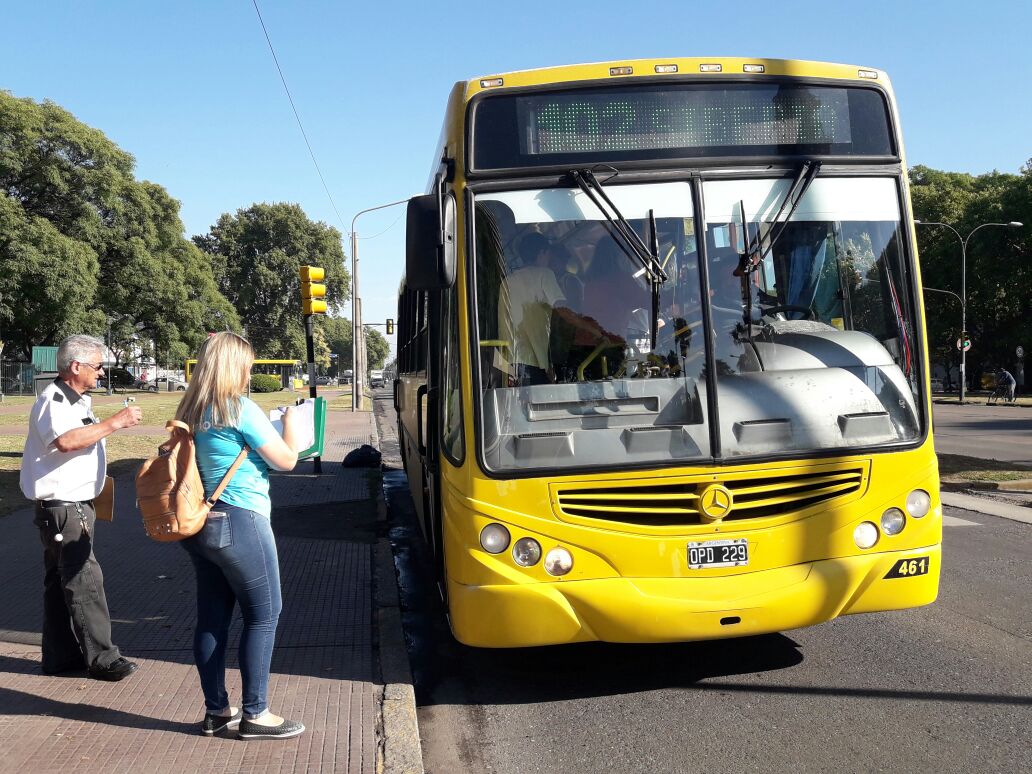MAlvaradoMR's tweet photo. #Operativo #ControlTUP, en Rondeau y Puccio, @CMDNorte >> 🚌 Líneas 102 Negra, 103 Negra, 107 Roja y Negra y 143 Negra 🚌 >> Controlamos: horario/frecuencia/limpieza/higiene. #EstamosCerca! https://t.co/1td3UNjtCO