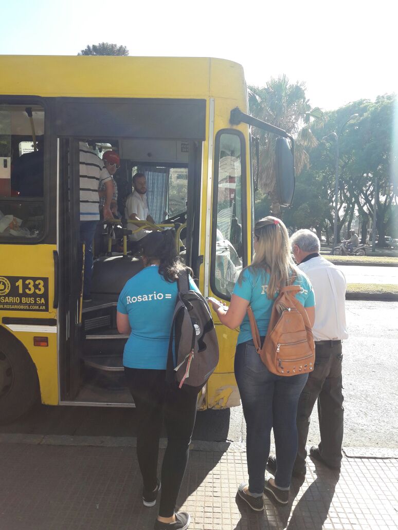 MAlvaradoMR's tweet photo. #Operativo #ControlTUP, en Rondeau y Puccio, @CMDNorte >> 🚌 Líneas 102 Negra, 103 Negra, 107 Roja y Negra y 143 Negra 🚌 >> Controlamos: horario/frecuencia/limpieza/higiene. #EstamosCerca! https://t.co/1td3UNjtCO