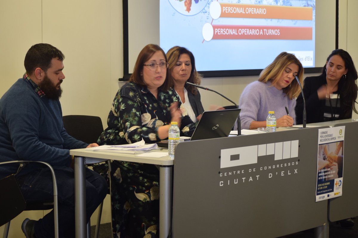 elcheacoge's tweet photo. "No hay puestos de hombres. En @aigueselx apostamos por la inserción de mujeres en todos los puestos de trabajo". Aigües d´Elx presenta las múltiples acciones que realizan por la #diversidad e #inclusión 👏👏 https://t.co/tdBVYSQlQx