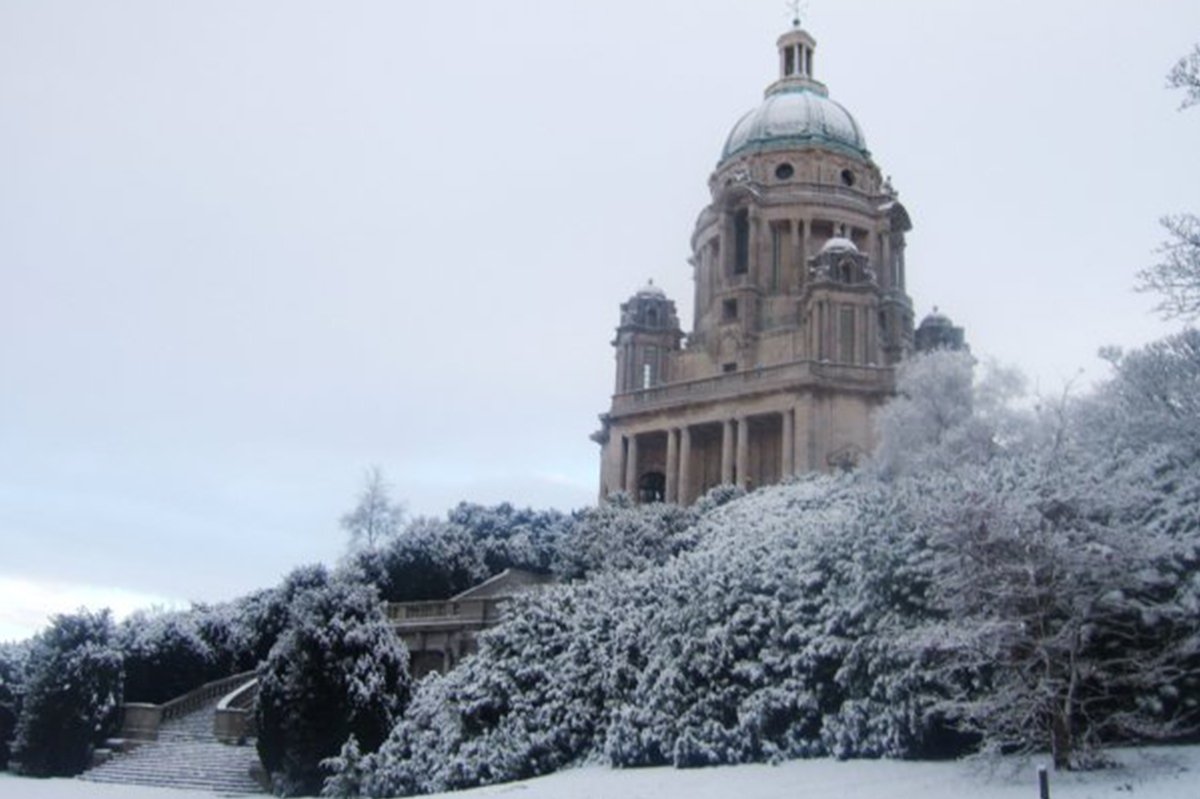 Who's missing the snow?! ⛄ Let's #tbt to chillier times <a href="/WilliamsonPark/">WilliamsonPark</a> with this snowy scene of Lancaster's iconic Ashton Memorial! #LancsChristmas ❄️🎿