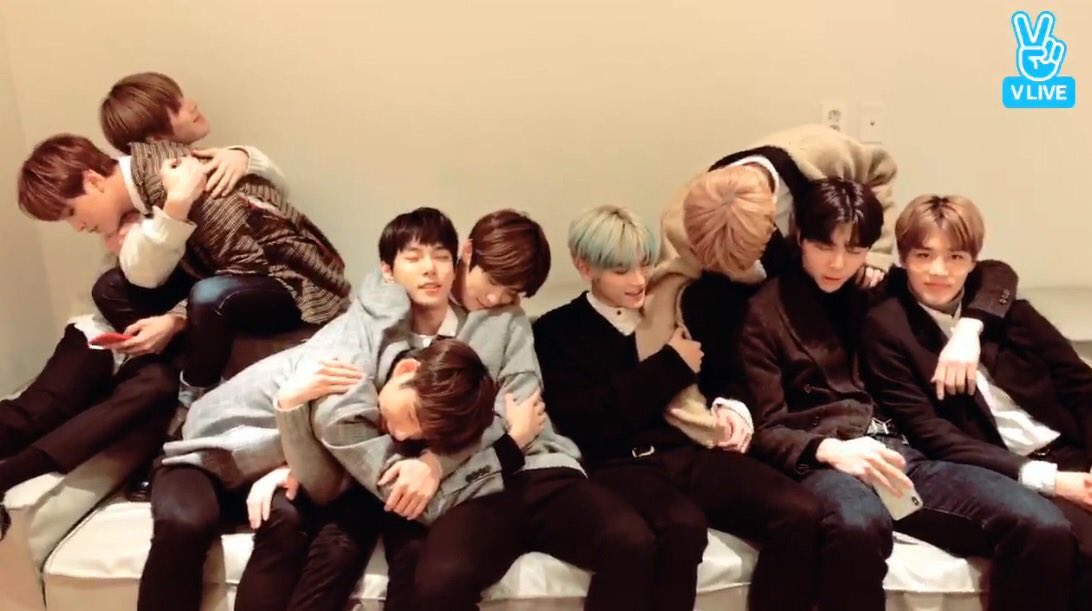 _KDyoung96's tweet photo. แจกฟรีฮักกันอีกรอบคลายหนาวดีไหมครับ 😊💕 #HappyHugDay https://t.co/QMBVv93uMn