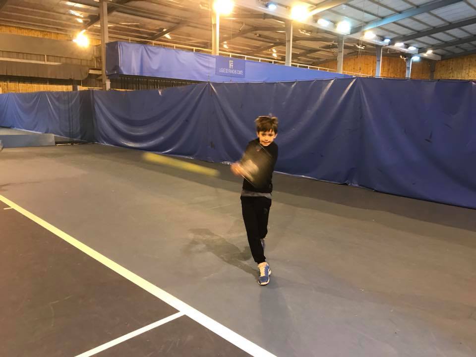 ComiteTennis78's tweet photo. Tournoi National 10 ans Ten’or Comtois. C’est parti pour notre délégation #Yvelinoise !
Les 1ers matchs de simple démarrent et Damien Clerc ouvre le bal contre un jeune de la ligue Grand Est. #Tennis #jeunes https://t.co/jnY0RX2qmX