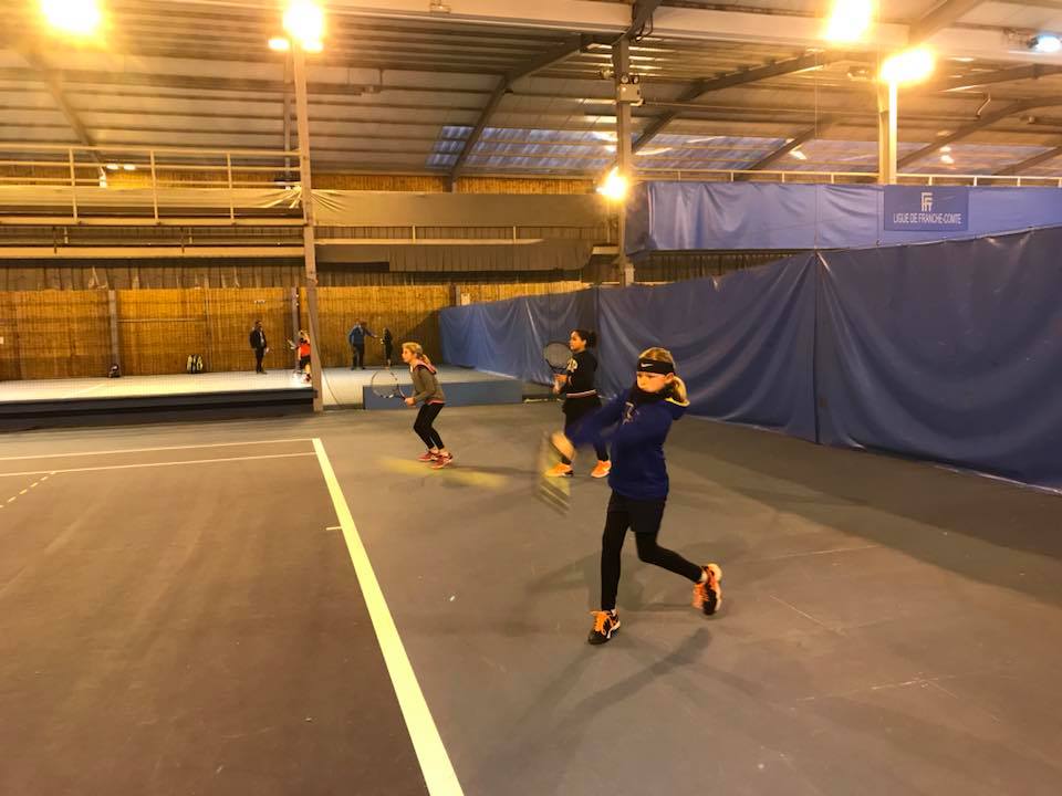 ComiteTennis78's tweet photo. Tournoi National 10 ans Ten’or Comtois. C’est parti pour notre délégation #Yvelinoise !
Les 1ers matchs de simple démarrent et Damien Clerc ouvre le bal contre un jeune de la ligue Grand Est. #Tennis #jeunes https://t.co/jnY0RX2qmX