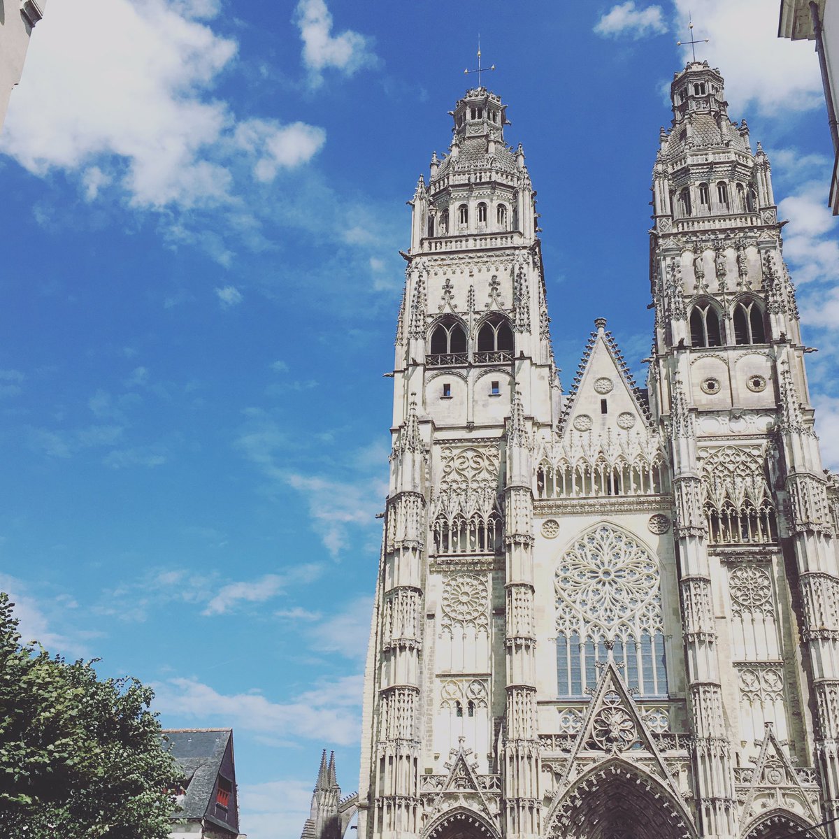 Aymie_K's tweet photo. ☀️ Quand le soleil et le ciel bleu étaient encore là! Aujourd'hui c'est écharpe et bonnet 😝
#tours #toursmaville #cathedrale #cathedraledetours #tourscity #automne #automne2017 #cielbleu #soleil @villedetours https://t.co/9dFY8SMvSA