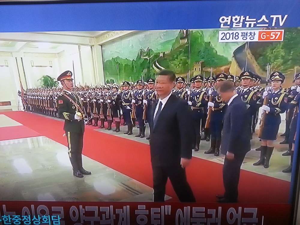 NamJames's tweet photo. 도대체 문재인 왜 저래?

의장대 사열 후에 왜 의장대 향해 인사를 하지?

국빈자격임은 그 나라 정상과 동급 또는 격이 높은 귀빈이라는 거다 근데 아랫것들 한테 넙죽 인사는 왜 하냐?
대한민국 국민이 중국 의장대보다 밑이냐?

정말로 쪽 팔려 미치겠다. https://t.co/eYzr6VxwVL