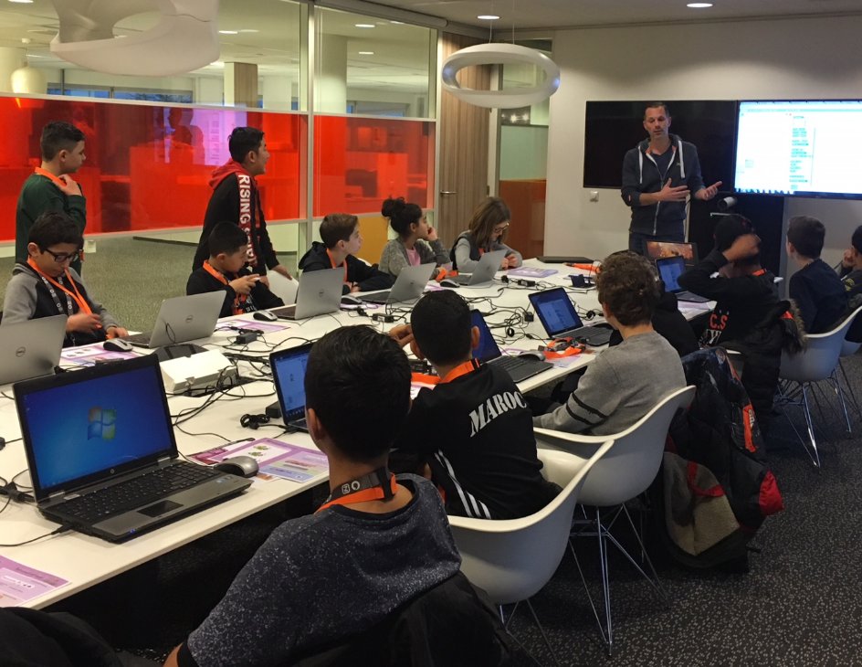 VodafoneZiggo's tweet photo. Vandaag de laatste #ExperienceDay van 2017 bij VodafoneZiggo. Ism met @JINC 150 kinderen kennis laten maken met #techniek. https://t.co/TDMRKcsjie