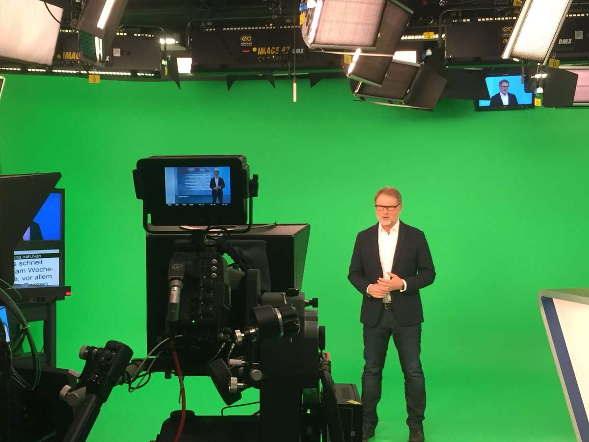 CSCSchulte's tweet photo. Heute zu Gast beim Hessischen Rundfunk: Hier entsteht die Wetterschalte für das ARD Mittagsmagazin https://t.co/CsNlOfEYNl