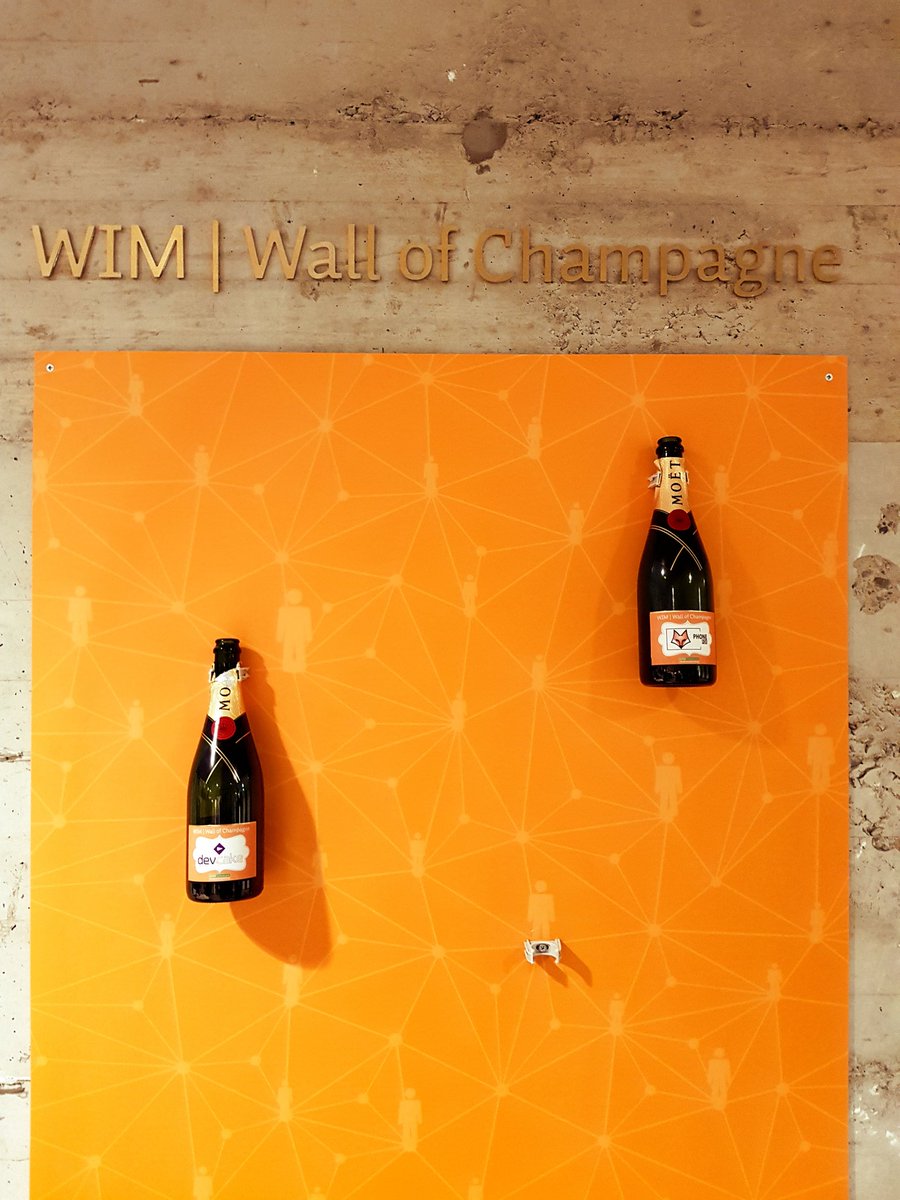 saxioncvo's tweet photo. Vandaag kwam @wimboomkamp tijdens zijn afscheidstournee langs bij START! by Saxion. Hier onthulde hij de WIM | Wall of Champagne en reikte de eerste twee champagneflessen uit aan startups #DEVcake en #PhoneFox. https://t.co/qKjqKS7GSV