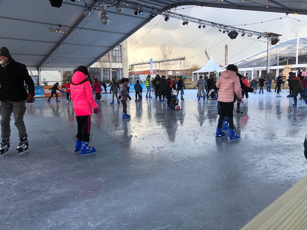 WintersDelft's tweet photo. Het is lekker druk op de schaatsbaan met veel gezellige schoolschaatsers!⛸ #WintersDelft #Schoolschaatsen #Sportief #Plezier https://t.co/oyH6qsnyQL