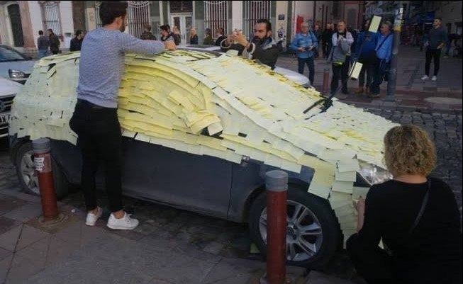 KafeFin's tweet photo. İzmirliler, engelli geçişini kapatan araca verilecek en g��zel tepkiyi vermişler. 

Daha Fazlası İçin ---> https://t.co/T0E2a9XSm2 https://t.co/pOP6RHigpR