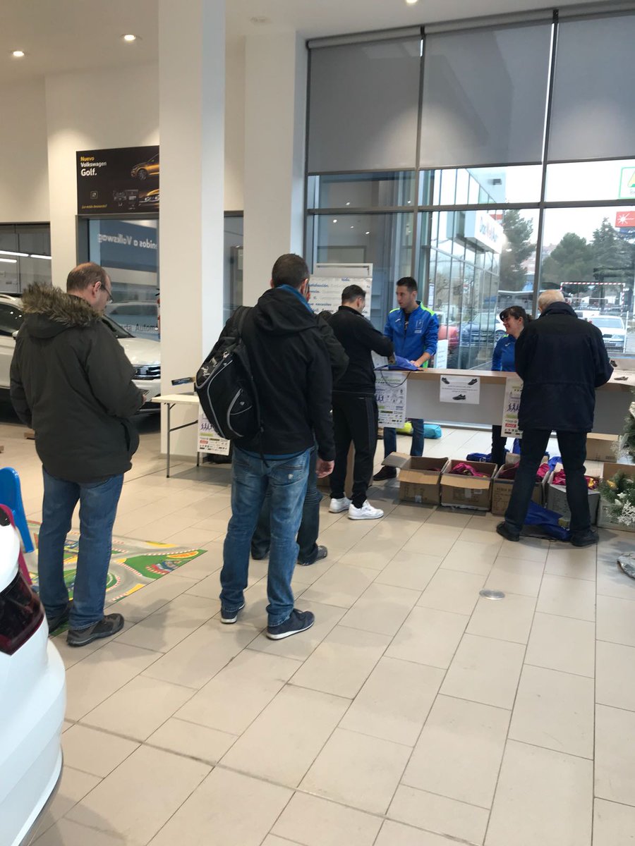 ¡Ya hemos entregado los primeros dorsales! 
Os recordamos que para la retirada de dorsales es necesario presentar DNI del corredor.
Puede retirarlo otra persona, pero siempre llevando una fotocopia o una foto en el móvil del mismo.
¡Esta tarde seguimos de 16 a 20h! ¡Vamos!