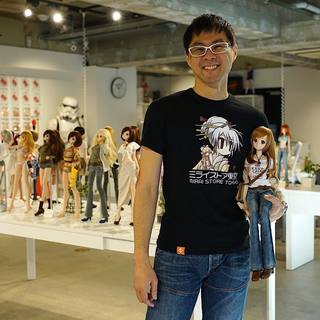 Danny Choo Mirai Store Tee Featuring A Chitose Holding A Mirai Smartdoll Available This Weekend At Comic Fiesta ミライストアtシャツはマレーシアcfで販売します T Co Wly4zcpymy