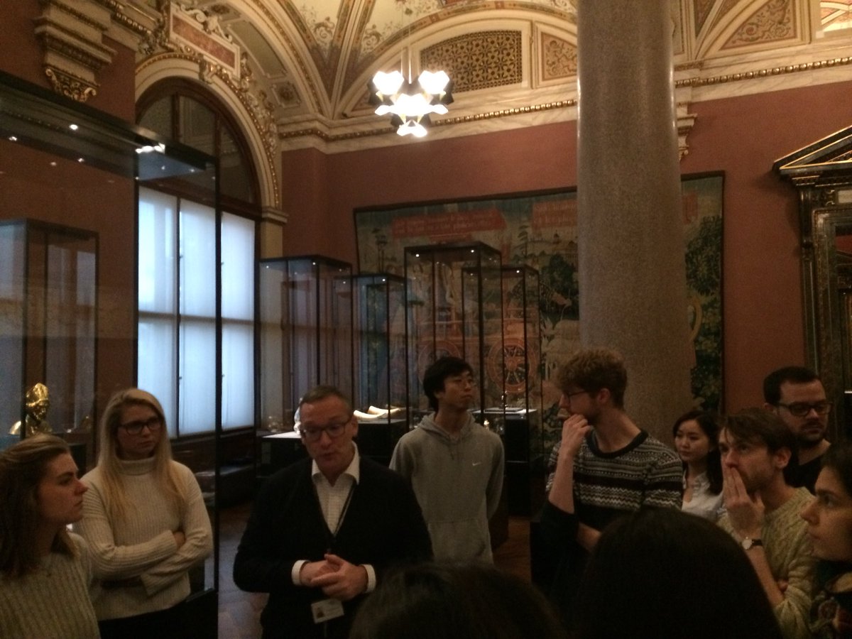 Zumtobel_Licht's tweet photo. Lichtexkursion mit Architekturstudenten #Wien #MA39 #KHM https://t.co/kLMu4fM26i