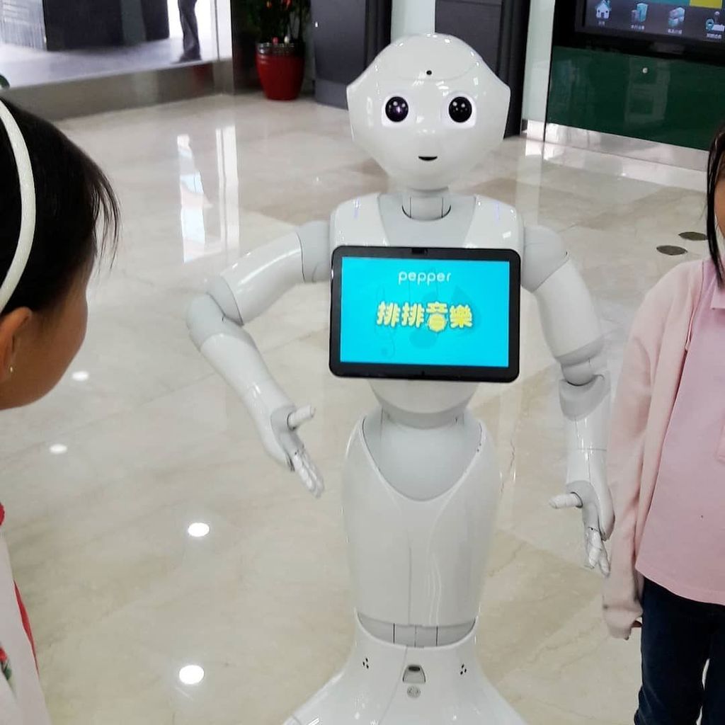 CodeWithMom's tweet photo. #throwback When my girls were meeting Pepper for the first time! It was very funny but worrying at the same time... Still wondering what they should do and learn to thrive in this new world of robots &amp; AI ... #futureisnow #beprepared 
#throwbackthursday … https://t.co/h1BBtewR9i https://t.co/DrRjMioXV0