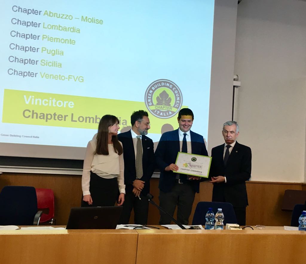 GBCItalia's tweet photo. Il Chapter Lombardia è stato premiato come Chapter dell'anno 2017 per l'ottimo lavoro svolto. A ritirare il premio il nostro segretario Alessandro Lodigiani. Congratulazioni!
#GBCItalia #GreenBuilding #ChapterLombardia https://t.co/IngrUXbUeB