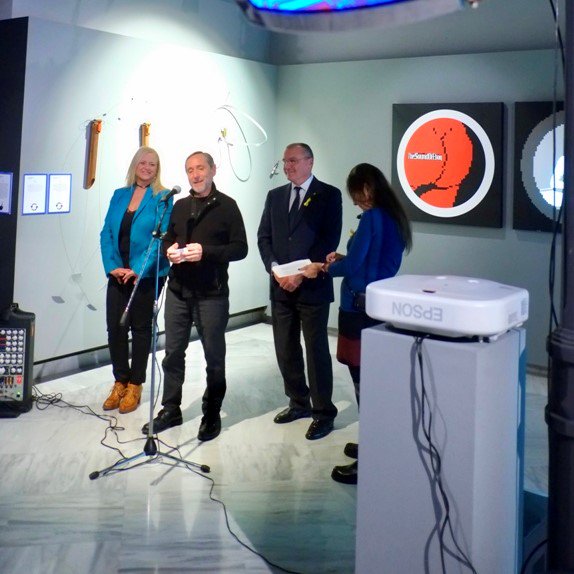 beep_es's tweet photo. 📝#ENTREVISTA | Andreu Rodríguez, president de #TICNOVA a @PopapCatradio per @HolaMariola
🔸Escolta-la aquí ➡️ https://t.co/teUYI5dtge
🔹Consúltala aquí ➡️ https://t.co/xPYBcbh5ik
#BEEP #arte #electronica #Reus #museo #exposicion #Tecnología #CatRadio #Popap #art #museu https://t.co/cfjKHVhUrQ