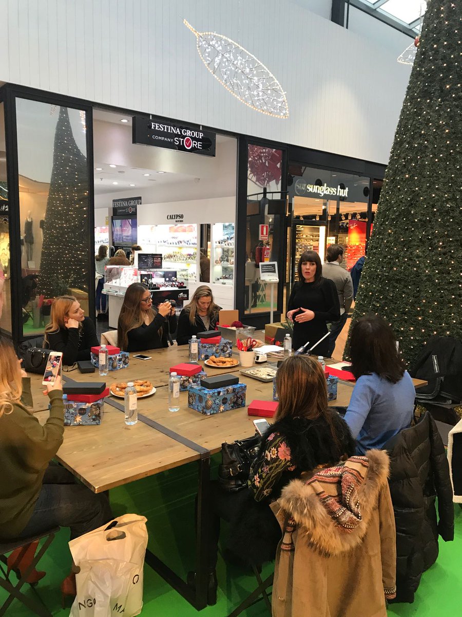 Madrid_Style's tweet photo. Hoy estamos aprendiendo a envolver y adornar regalos #constyle en Las Rozas #TheStylOutlets ¡Nos encanta la Navidad! https://t.co/gALuPTW8KI