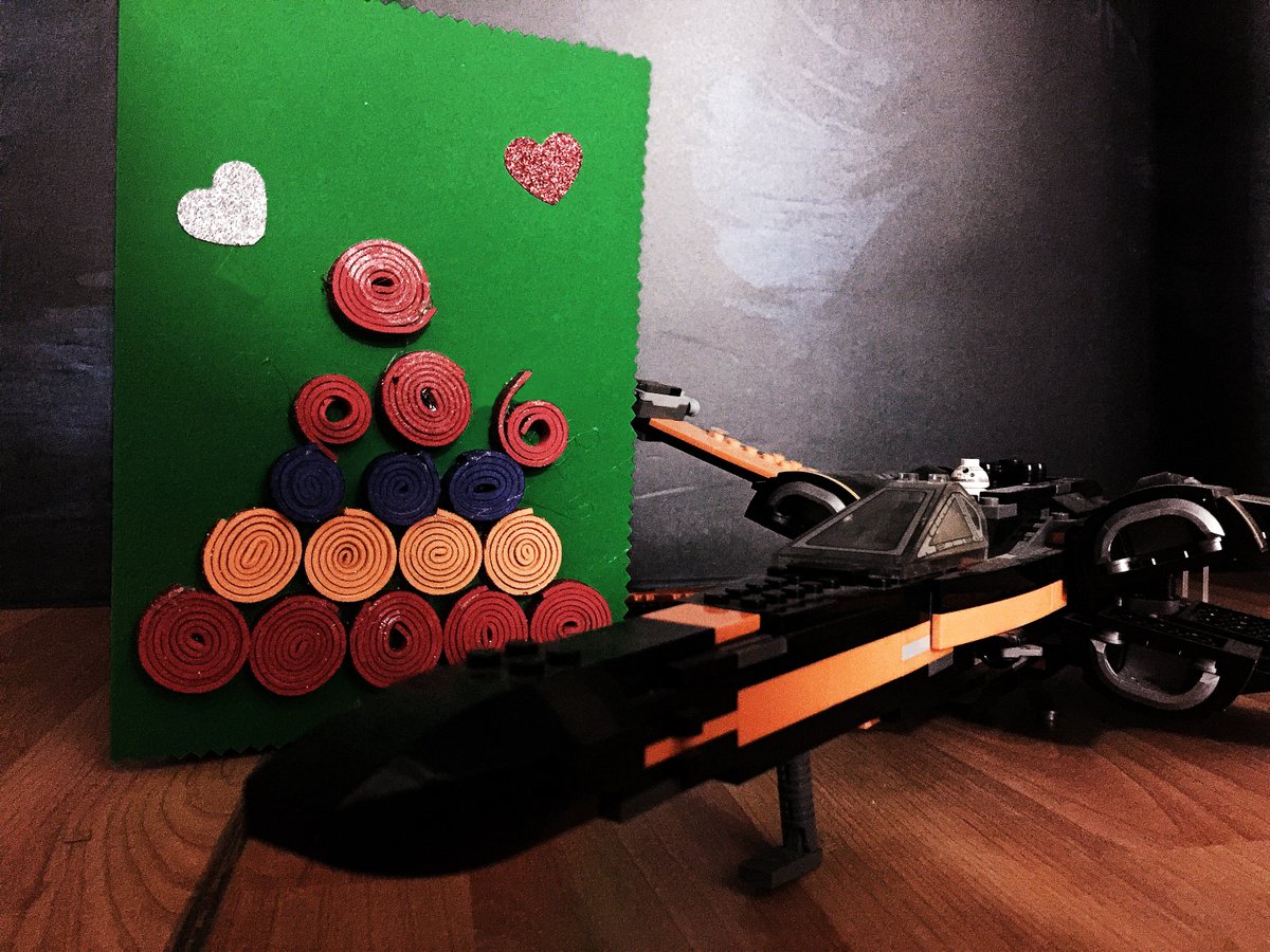 Ayer, los niños y niñas del Hospital de Día Infanto-Juvenil Doctor Guigou nos enviaron esta bonita postal para felicitarnos la Navidad 😍 

Nosotros la hemos puesto al lado de este X-Wing, para darles fuerza en su recuperación 🤗