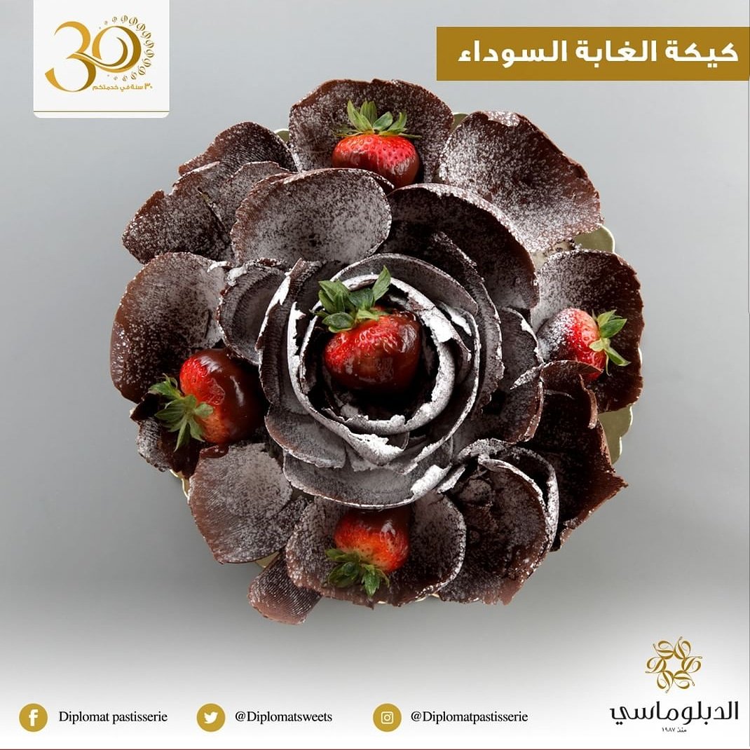 DiplomatSweets's tweet photo. جميلة في تفاصيلها و طعمها👌... كيكة الغابة السوداء الغنية بالشوكولاتة و الكريمة مع حبات الفراولة الطا��جة متوفرة في جميع فروع #الدبلوماسي #كيكة_الغابة_السوداء #حلويات_الدبلوماسي #حلويات_الرياض https://t.co/y3AsonxhB1