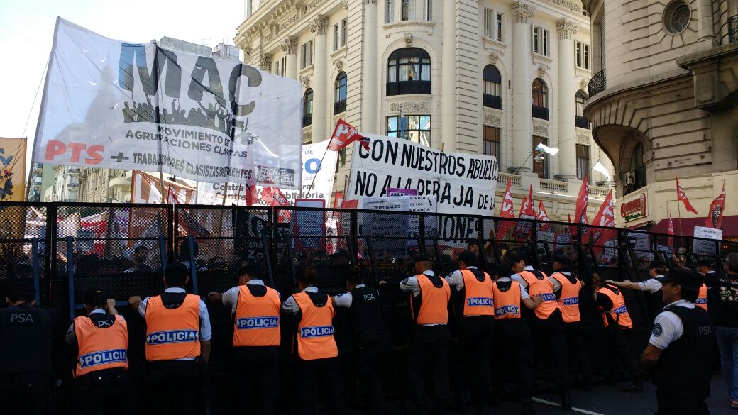 valeriafgl's tweet photo. Ellos tienen las botas, las vallas, los fierros. Esto es lo que tenemos nosotros. #AlCongresoPorLosJubilados #NoDenQuórum https://t.co/1dRRu8Q2KK