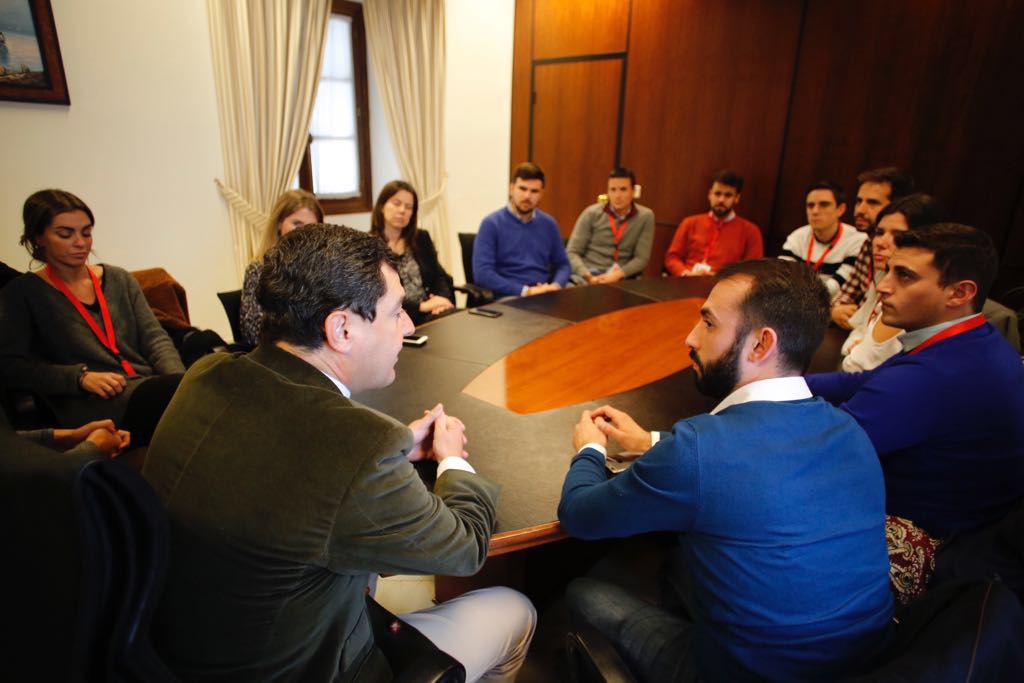 A la dirección autonómica del <a href="/ppandaluz/">PP de Andalucía</a> le importan los jóvenes andaluces, por eso <a href="/JuanMa_Moreno/">Juanma Moreno</a>  <a href="/loleslopez/">Loles López</a> y <a href="/CarmenCrespoPP/">Carmen Crespo</a> se han reunido con <a href="/enriquerf89/">Enrique Flores</a> <a href="/IsabelFLR/">Isabel Fdez de Liencres Rodríguez</a> y los ocho presidentes provinciales y que juntos demos solución a los problemas de los jóvenes andaluces ✅