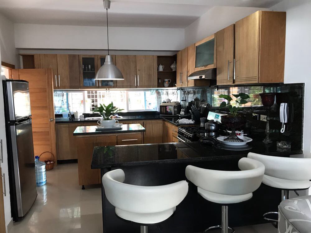 AlquivendPronto's tweet photo. Vendo de oportunidad apartamento, ubicado en el sector El Millón….
2 habitaciones, cuarto de servicio con baño, medio baño para visitas, sala, comedor, cocina amplia, 2 parqueos… 
Para más información puedes contactarme a los teléfonos: 809-901-2513/809-264-9191.- https://t.co/GgTr91z57K