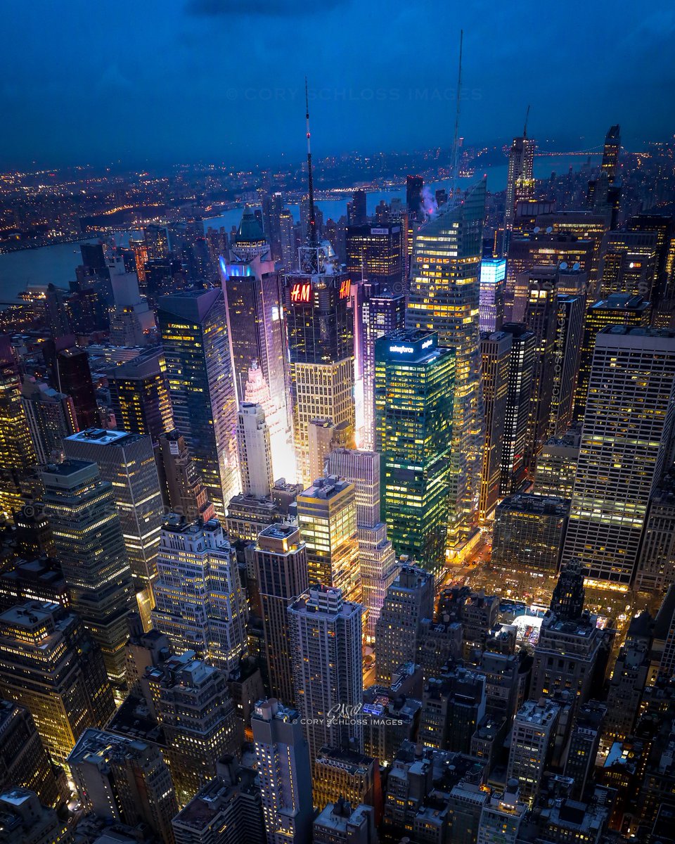 oneandonlycory's tweet photo. Early morning atop #EmpireStateBuilding with the glow of #TimesSquare #NYC #NewYork https://t.co/rcH2HLDCpd