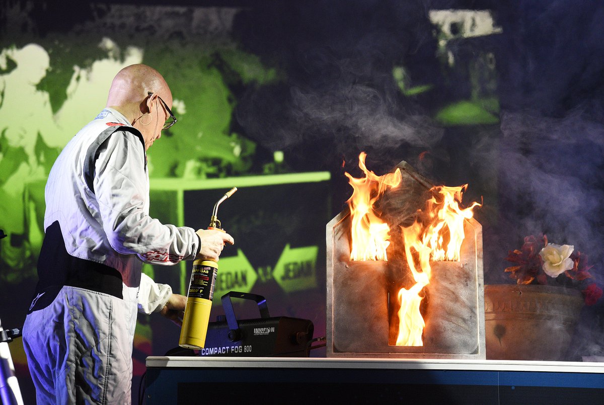 festivalnauke's tweet photo. .@StuntScience is on fire! // Stiv Vulf je danas čak četiri puta nastupao pred punom halom 5 @bgdsajam! #festivalnauke #beograd #nauka #stuntscience https://t.co/vngxYDlU6G