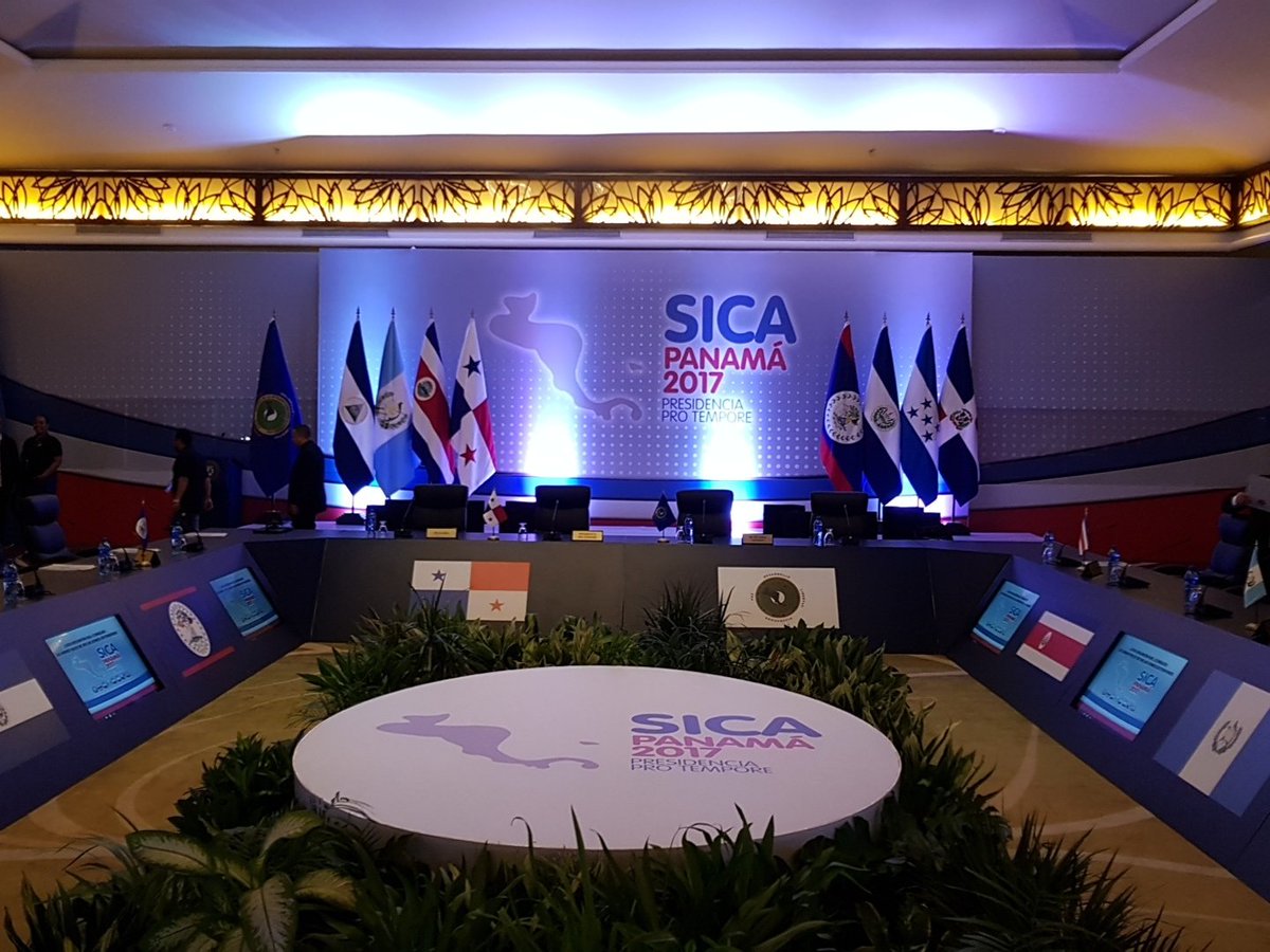 Momentos antes de iniciar la Reunión de Presidentes del SICA