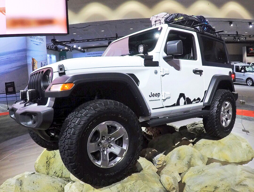 LifeForTrucker's tweet photo. At the LA Auto Show. Let go rock crawling! #jeep #jeepforlife #jeeplife #laautoshow #ChristmasGifts https://t.co/avWpuaTK7k