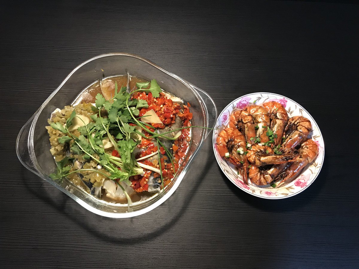 julia_hxj's tweet photo. #一人食#

晚饭：双色鱼头、红烧大虾 https://t.co/dMzPZY4ZrG