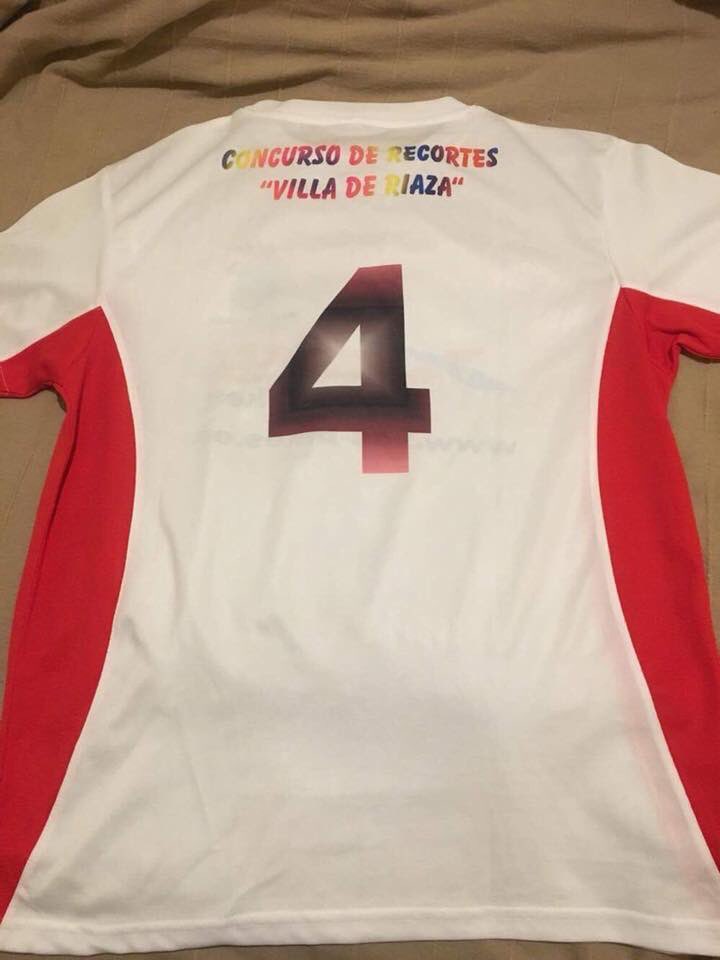 El cortador de Fuentepelayo (Segovia) <a href="/javiolmoss/">Javi Olmos</a> estará con los niños en el Encierro Solidario de carretones de Medina del Campo el 27 de diciembre. Ha donado esta camiseta para el Sorteo Benéfico.