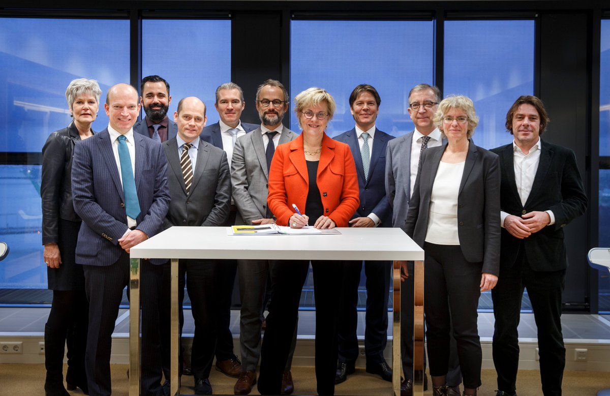 BlankenburgRWS's tweet photo. Mijlpaal - Rijkswaterstaat en Ballast Nedam, DEME en Macquarie Capital tekenden vandaag contract A24 Blankenburgverbinding https://t.co/pLiYnCehSR https://t.co/TENrD8KMhN