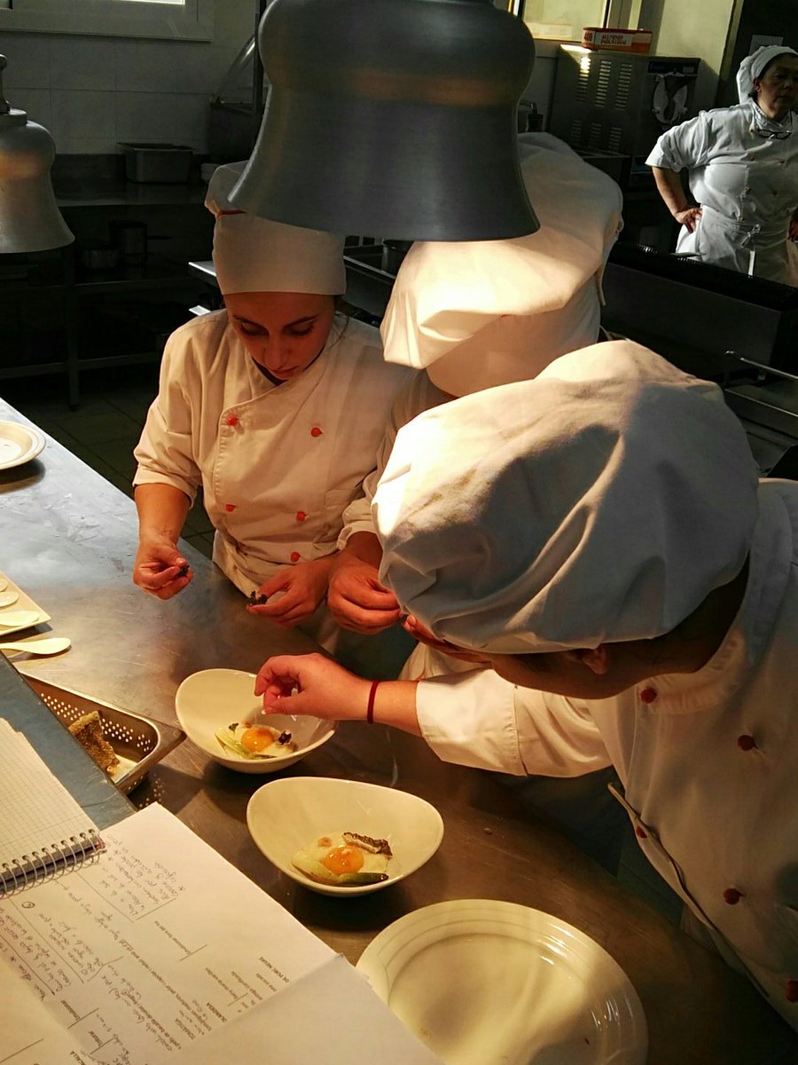 joanmarcrest's tweet photo. Avui cuinem a l' #escolad'hoteleria. Marchandoooo!!! https://t.co/M9kdCs9A4A