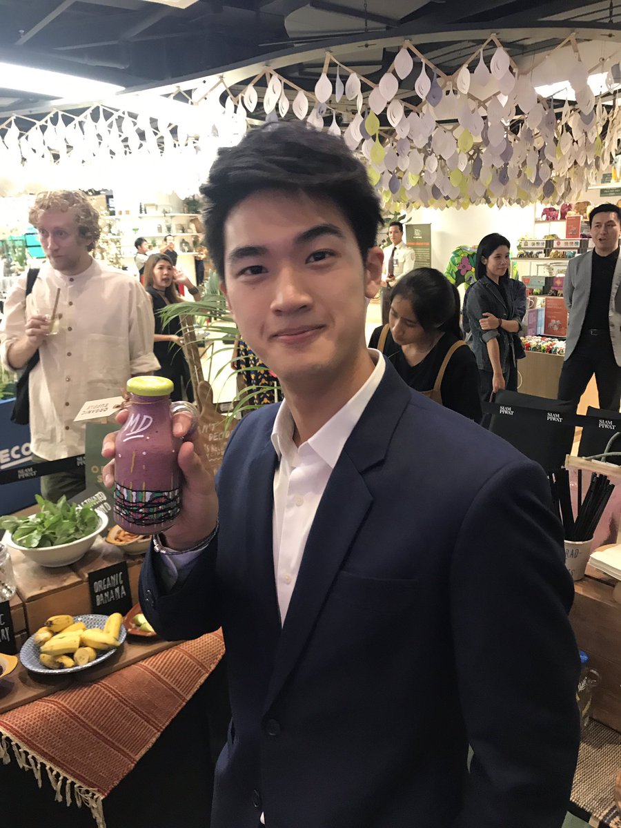 MDNutthapong's tweet photo. Zero food waste ! organic one 🍏🍌🍓 #ecotopia #siamdiscovery #2magazine #2xecotopia #cleobachelors2017 #mdnutthapong #eb6 https://t.co/e1aFyuHhP1