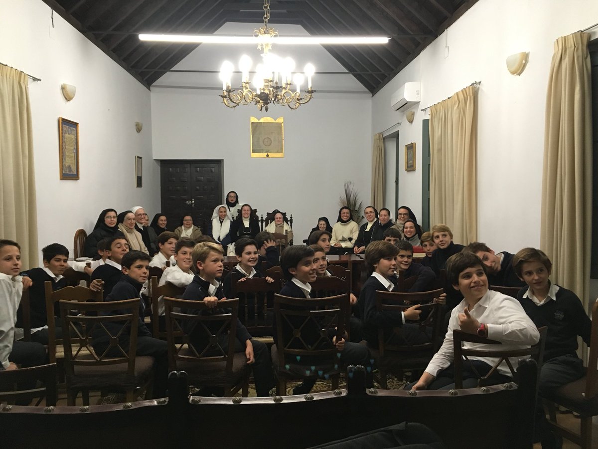 Clubfarosevilla's tweet photo. Tarde de encuentro con las hermanas #cistercienses y #ecyd Oración y conversación #conventosanclemente #operacionkilo #experienciaecyd https://t.co/PCLkOdhL9q