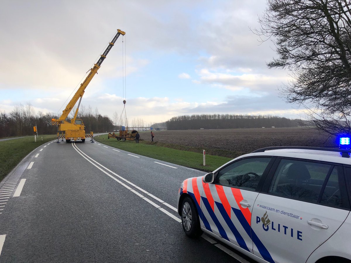 MarkCobussen's tweet photo. Aanhanger in sloot...Domineesweg https://t.co/RgW0Chg9N3