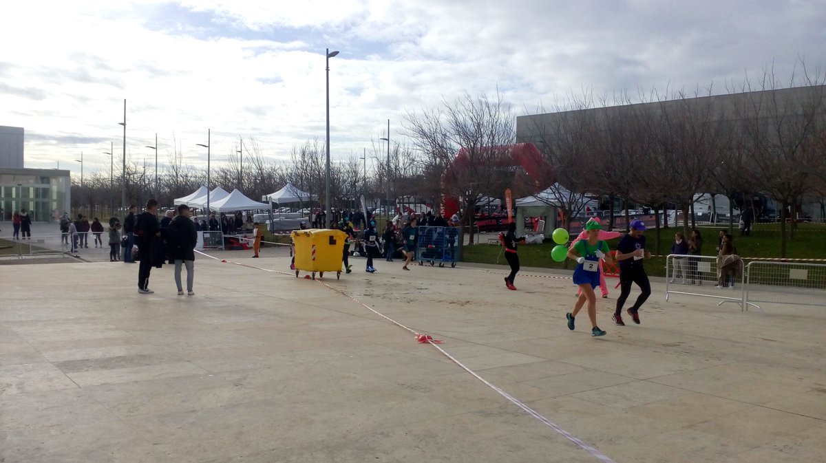 Aquí, de San Silvestre... (Algunos disfraces pueden herir la sensibilidad 😂😂) #notodovaaserestudiar #Somos_ADE_USJ