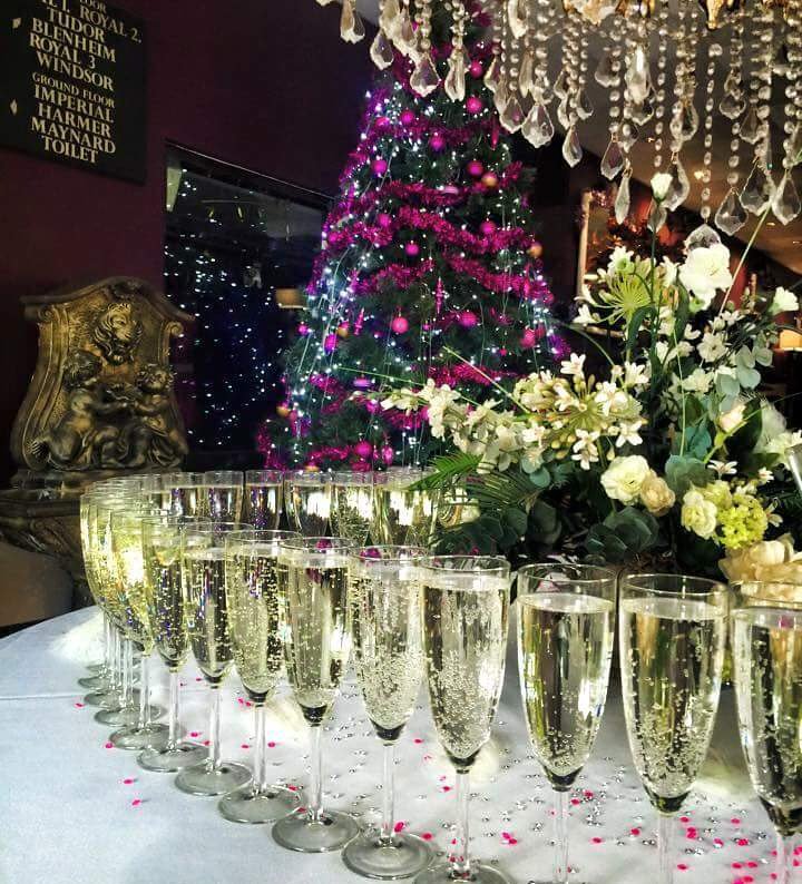 TalashHotels's tweet photo. The #Allesley #Hotel in #Coventry looking very #festive! #Christmas #ChristmasCountdown #PartyOnTheDancefloor #TalashHotels https://t.co/CTyiro57Y2