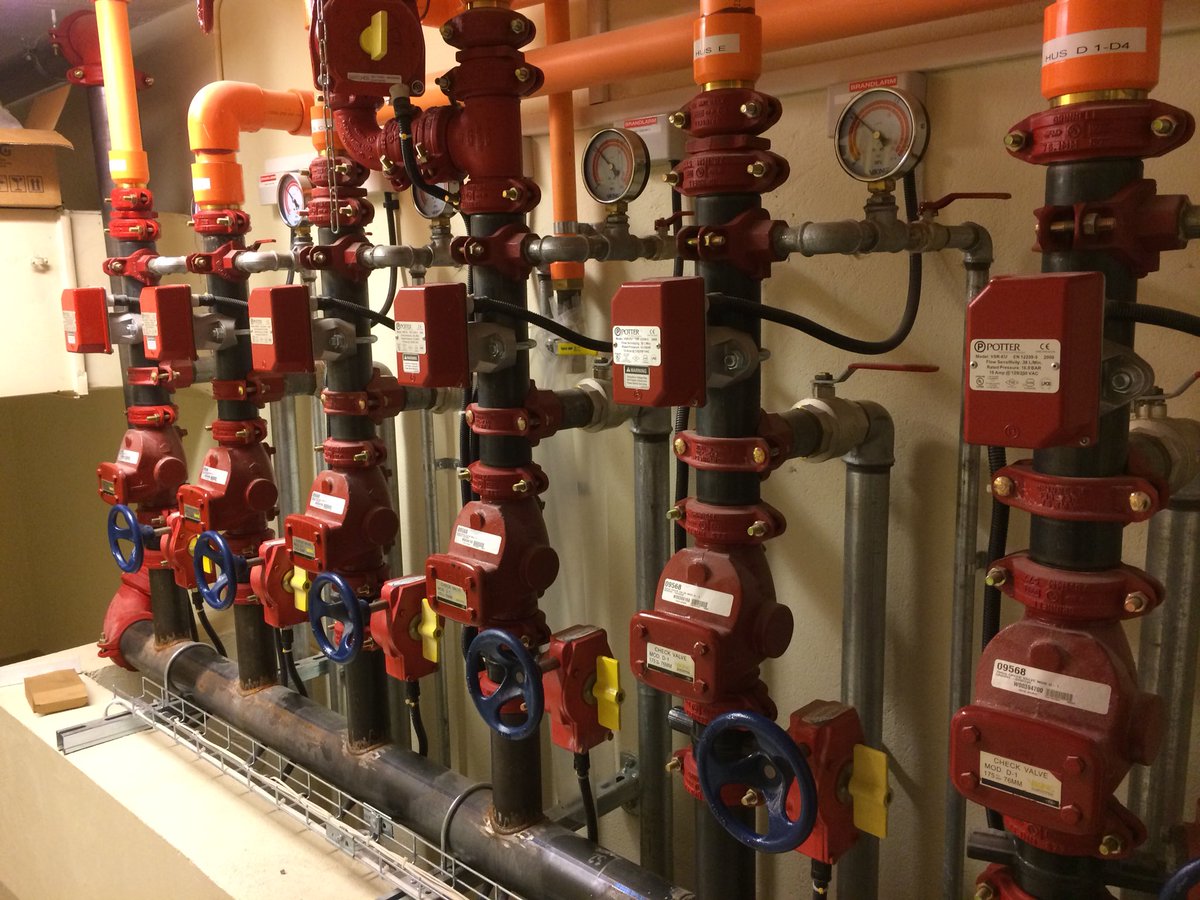 JRonmark's tweet photo. Idag objektskännedom på Gislaveds kommuns demenscentrum. Här är sprinklercentralen - trygghet för boende, anhöriga och alla fantastiska kollegor! Vår ciceron är f ö fd brandman RIB. Koll på allt. https://t.co/3FU4yJrvpc