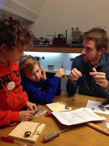 Samenwerken met een ingenieur! Op 27 januari kunnen jonge bezoekers in het Oyfo #Techniekmuseum een uitdagend technisch knutselwerk/bouwproject maken. Samenwerking met ingenieurs van vereniging KIVI. techniekmuseumheim.nl/nl/Museum/agen…