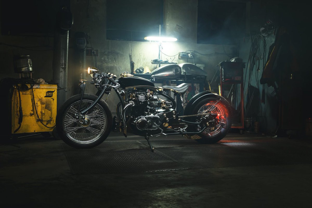 Silodrome's tweet photo. This is the hand built XS650 by Galaxy Custom out of Bulgaria. They made everything in-house except the engine and wheels.

#galaxycustom #yamaha #custombike #bulgaria #xs650 #moto #motorcycle #motorbike #bike #machining #craftsmanship #design #metalwork #engineering https://t.co/HCW1OhHFUT