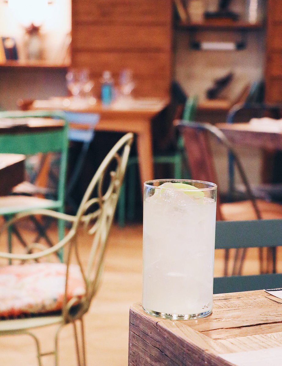 Lo mejor de la semana lo saboreamos en este Appletonic, un vodkatonic aromatizado con jengibre y manzana. Fresquito y picante!💥
#Perrachica #GrupoLarrumba